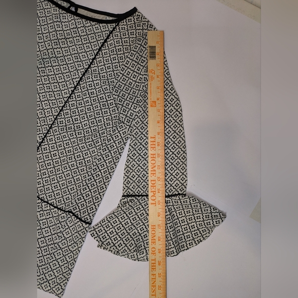 Ann Taylor Loft Top Black White Ruffled Geo Print Bell Sleeve Keyhole Back Small - Picture 8 of 10